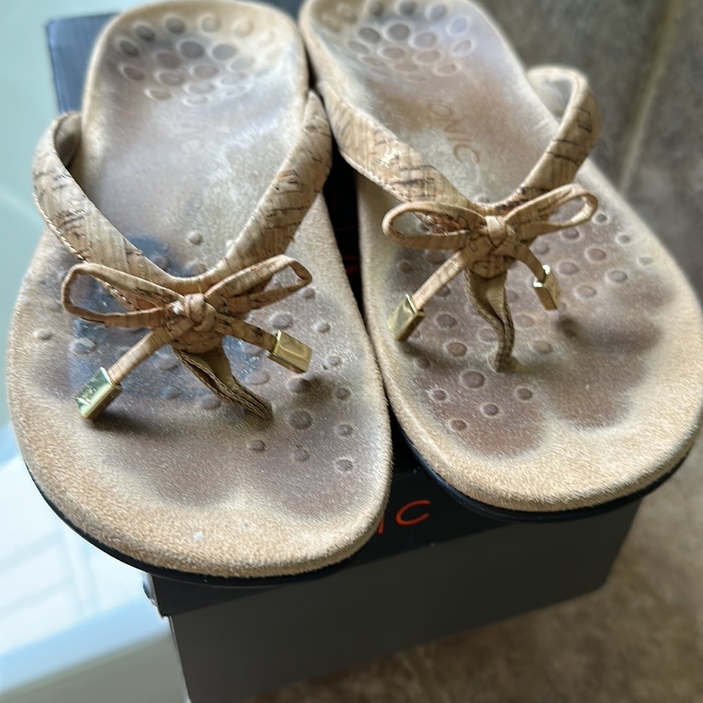 Vionic flip flops - Picture 3 of 3